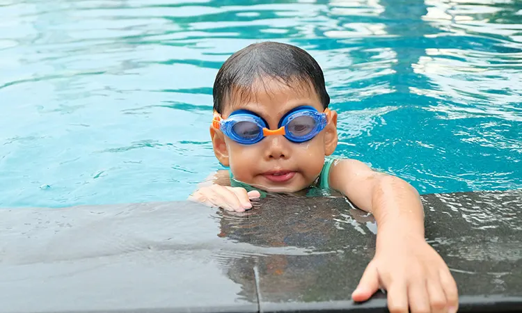 Yüzerken İşitme Cihazı Takılır mı? Havuzda ve Denizde İşitme Cihazı Kullanımı | 2025 Güncel Bilgi